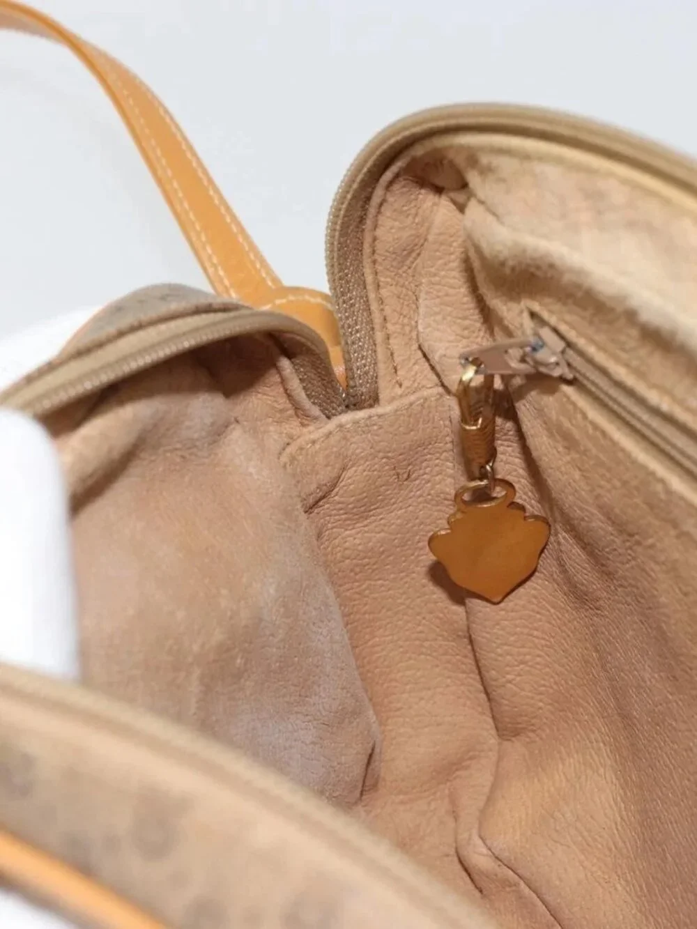 Gucci brand	gucci color	beige
